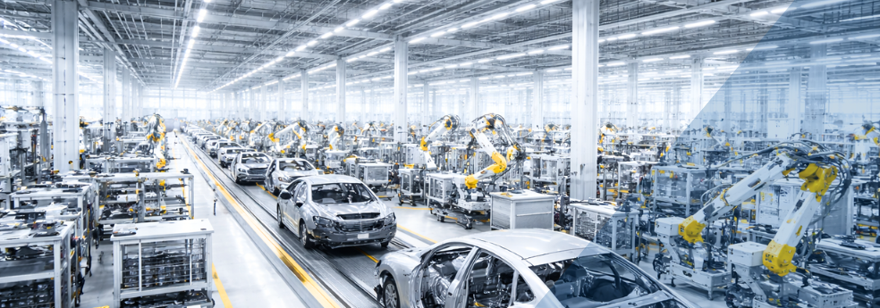 Automobilproduktion mit Fahrzeugkarosserien, Montagelinien und Industrierobotern in einer modernen Werkhalle.