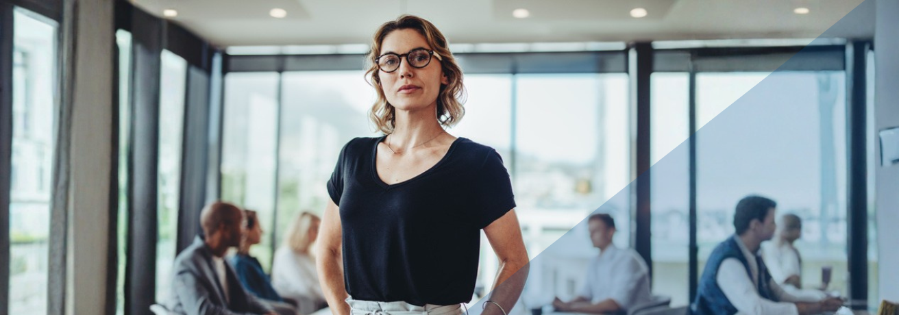 HR Interim Manager mit Team im Hintergrund