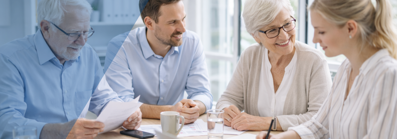 Die Führung eines Familienunternehmens bestehend aus zwei Generationen im Gespräch. 