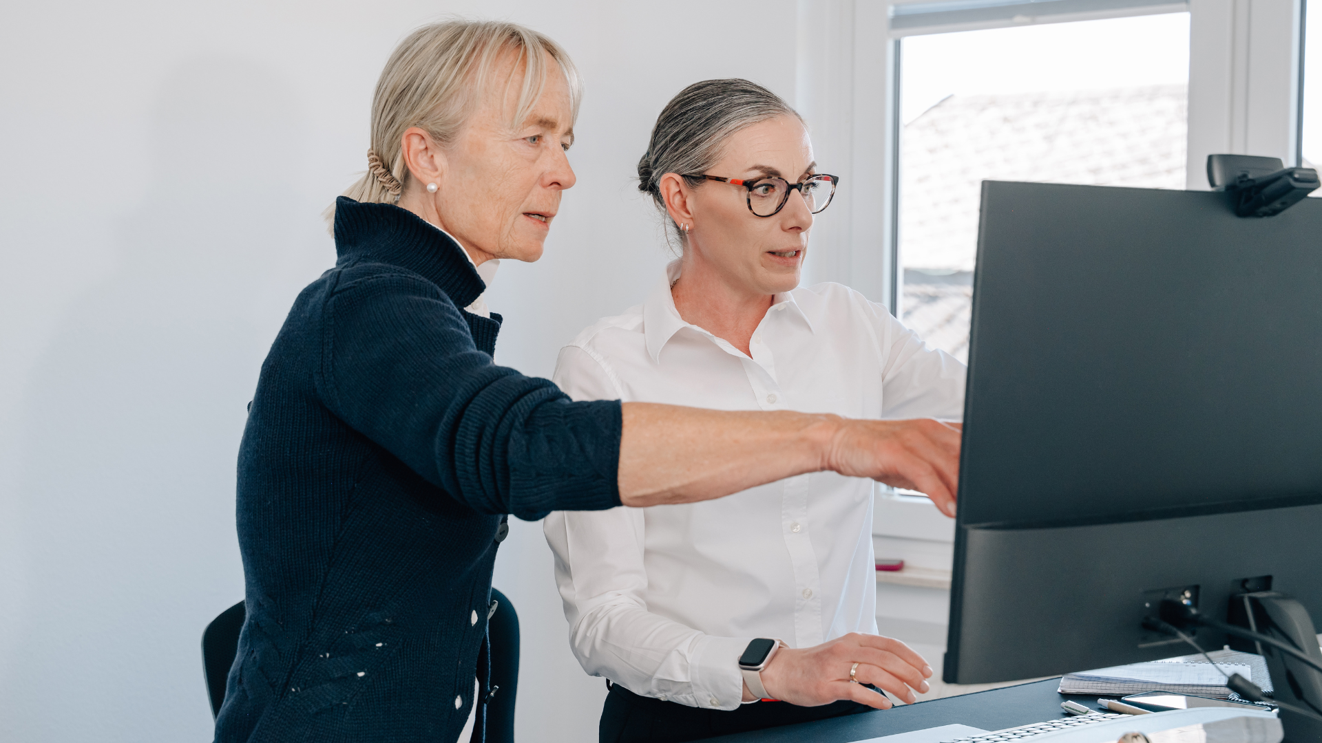Zwei Kolleginnen aus dem Team von Heuse-Interim beraten über ein CRO Interim-Mandat.