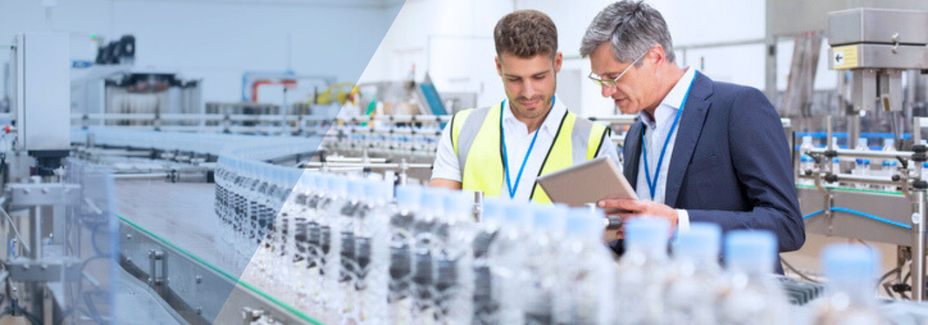 Ein Interim Manager mit einer Fachkraft in einer modernen Produktionshalle für Lebensmittel oder Konsumgüter an einer Abfüll- bzw. Verpackungslinie mit zahlreichen transparenten Flaschen. Ein jüngerer Mann mit Warnweste und ein älterer Mann im Anzug betrachten gemeinsam ein Tablet und besprechen offenbar Produktionsabläufe oder Qualitätskontrollen.