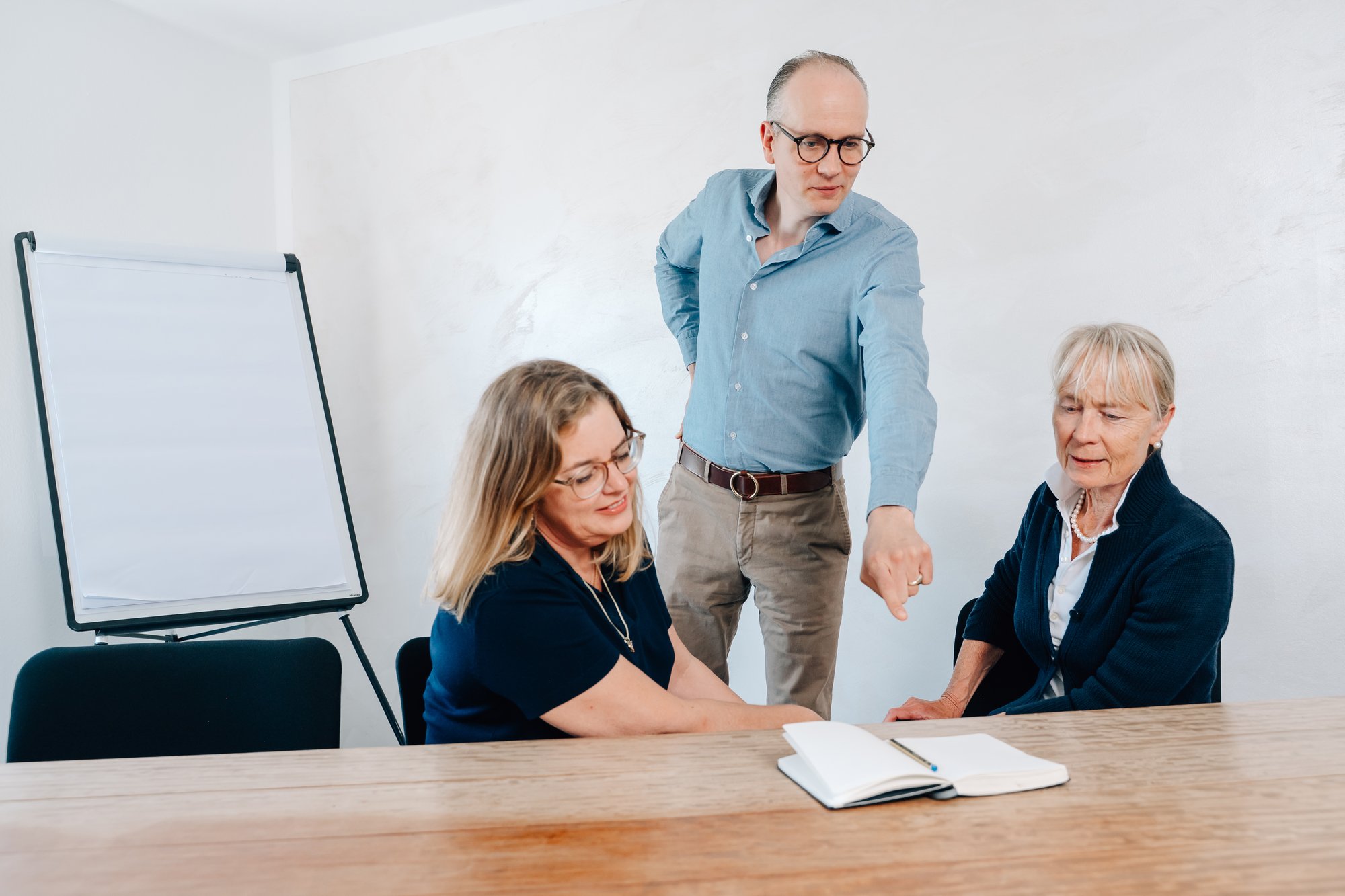 Beratungsgespräch im Team von Heuse Interim zur Abstimmung eines Interim-Management-Mandats.